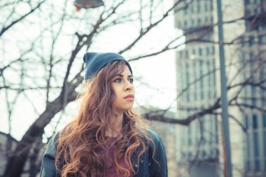 Güzel kız bir kentsel bağlamda poz