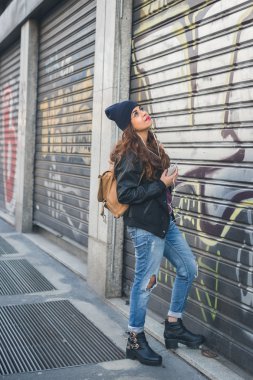 Güzel kız bir kentsel bağlamda poz