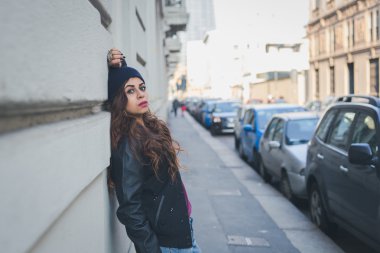 Güzel kız bir kentsel bağlamda poz
