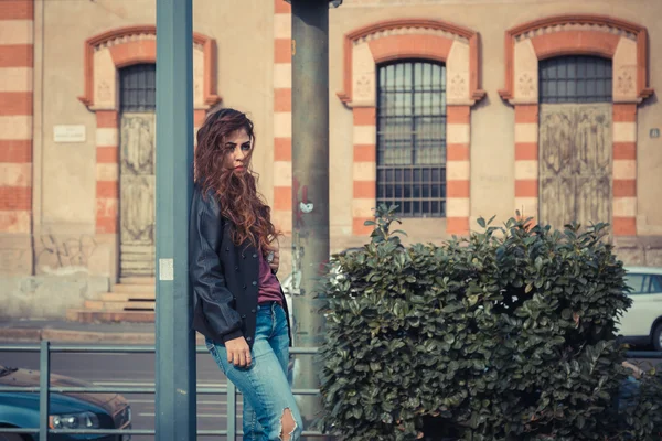 Menina bonita posando em um contexto urbano — Fotografia de Stock