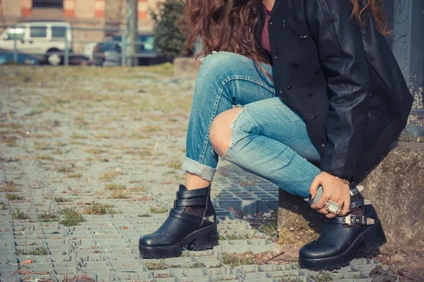 Bella ragazza in posa in un contesto urbano — Foto Stock