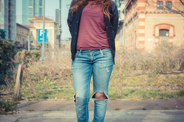 Detalhe de uma menina posando em um contexto urbano — Fotografia de Stock