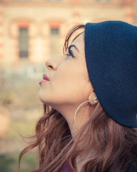 Bella ragazza in posa in un contesto urbano — Foto Stock