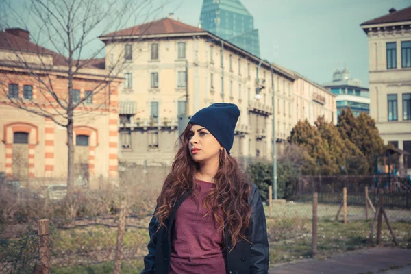 Hermosa chica posando en un contexto urbano — Foto de Stock