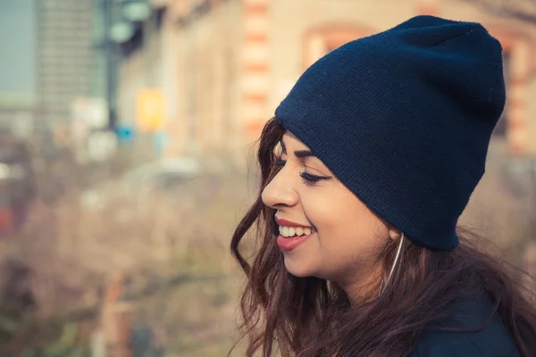 Hermosa chica posando en un contexto urbano — Foto de Stock