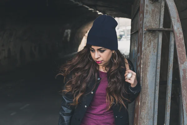 Hermosa chica posando en un túnel — Foto de Stock