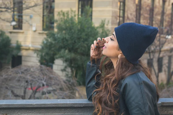 Bella ragazza in posa in un contesto urbano — Foto Stock