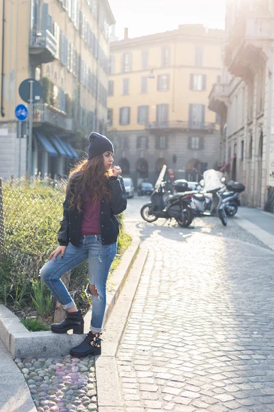 Hermosa chica posando en un contexto urbano — Foto de Stock