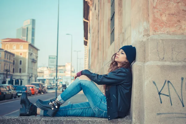 Mooi meisje poseren in een stedelijke context — Stockfoto