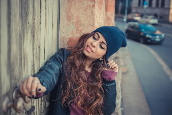 Menina bonita posando em um contexto urbano — Fotografia de Stock