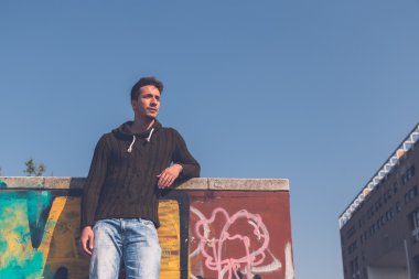 Genç adam bir kentsel bağlamda poz