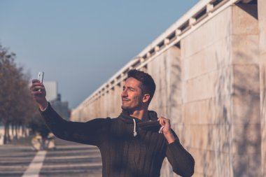 Yakışıklı delikanlı bir selfie alarak
