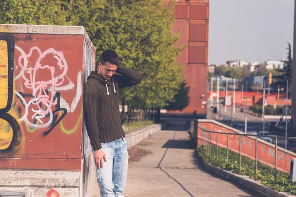 Jovem posando em um contexto urbano — Fotografia de Stock