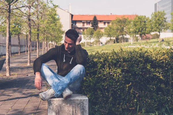 Joven posando en un contexto urbano — Foto de Stock