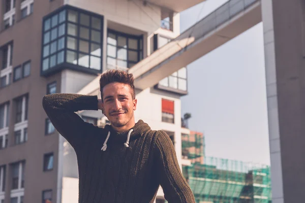 Joven posando en un contexto urbano — Foto de Stock