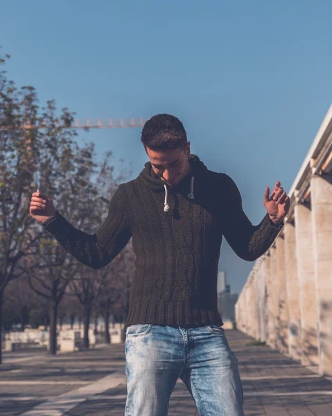 Jovem posando em um contexto urbano — Fotografia de Stock