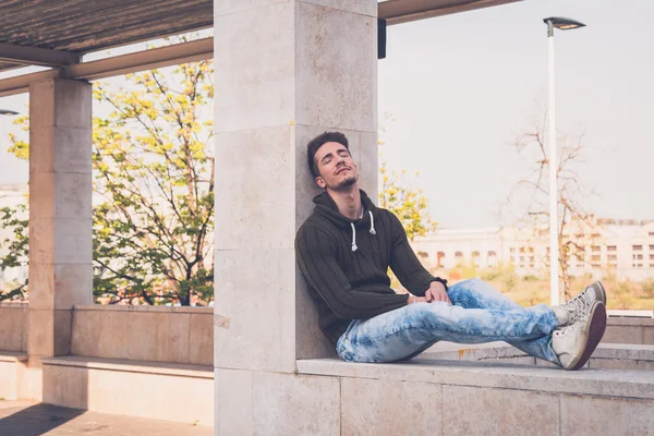 Jovem posando em um contexto urbano — Fotografia de Stock