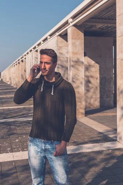 Joven posando en un contexto urbano — Foto de Stock