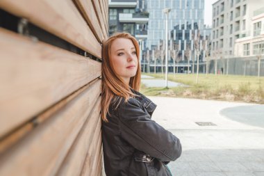 Güzel kız şehir sokaklarda poz