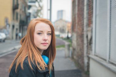 Güzel kız şehir sokaklarda poz