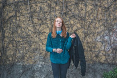 Güzel kız şehir sokaklarda poz