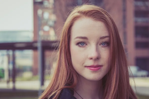 Mooi meisje poseren in de straten van de stad — Stockfoto