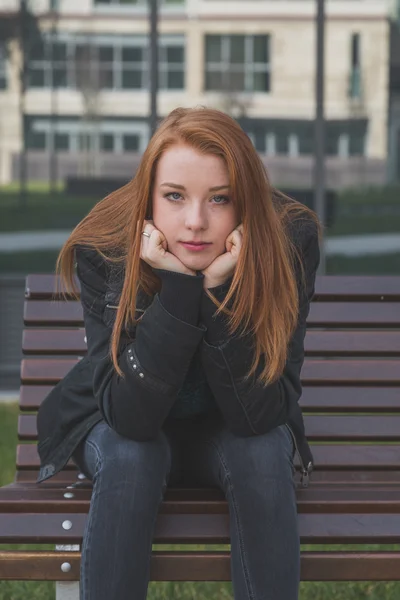 Menina bonita posando nas ruas da cidade — Fotografia de Stock