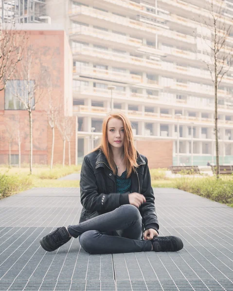 Bella ragazza in posa nelle strade della città — Foto Stock