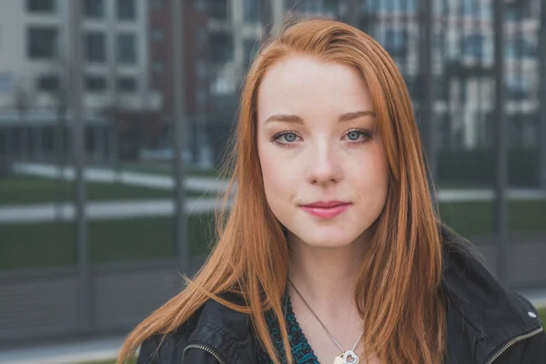 Mooi meisje poseren in de straten van de stad — Stockfoto