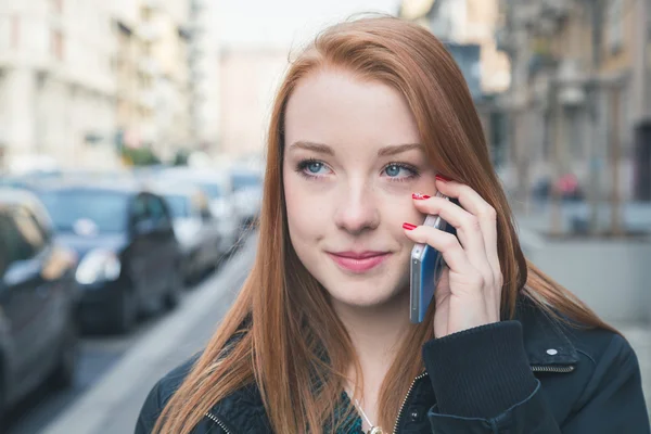 Όμορφο κορίτσι μιλάει στο τηλέφωνο στους δρόμους της πόλης — Φωτογραφία Αρχείου