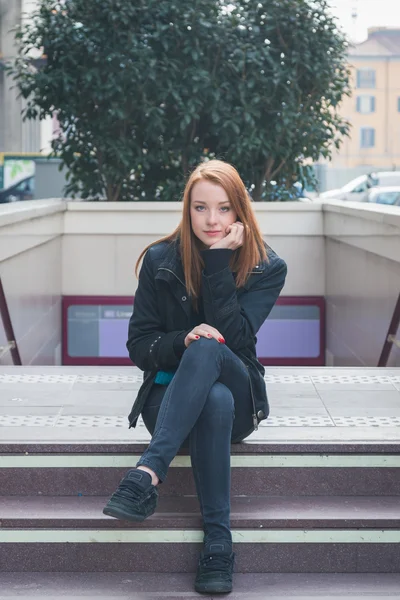 Menina bonita posando nas ruas da cidade — Fotografia de Stock