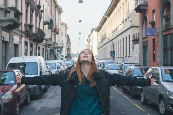 Belle fille posant dans les rues de la ville — Photo