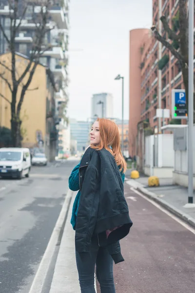 Krásná dívka pózuje v ulicích města — Stock fotografie