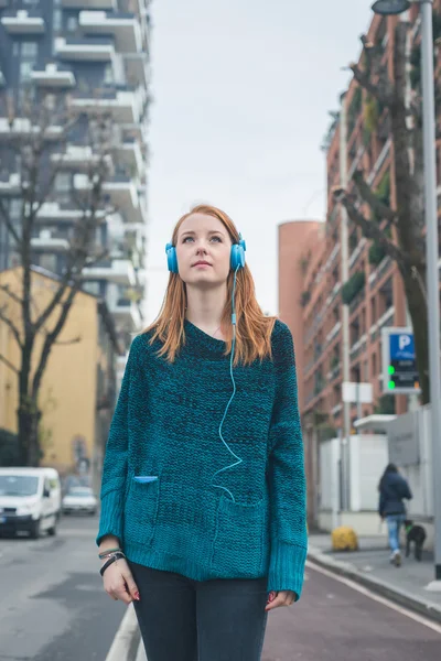 Piękna dziewczyna słuchanie muzyki na ulicach miasta — Zdjęcie stockowe