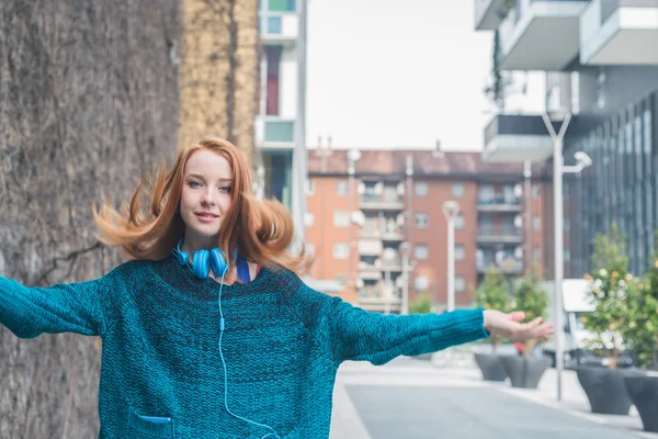 Bella ragazza in posa in un contesto urbano — Foto Stock