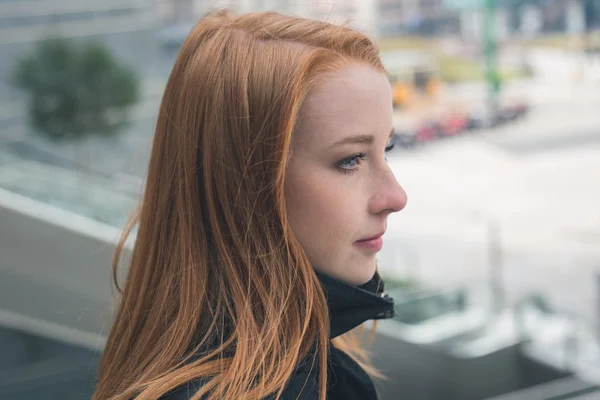 Beautiful girl posing in the city streets — Stock Photo, Image