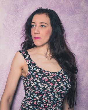 Güzel bir genç kadının portresi.