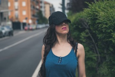 Güzel kız şehir sokaklarda poz