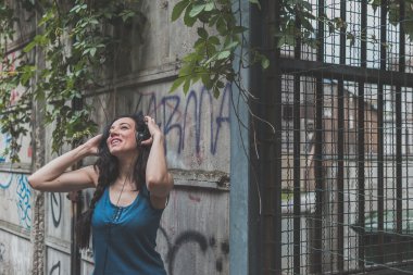 Güzel kız şehir sokaklarda poz