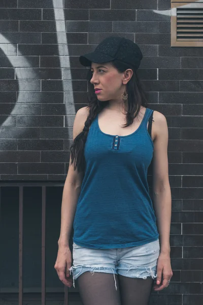 Hermosa chica posando en las calles de la ciudad —  Fotos de Stock