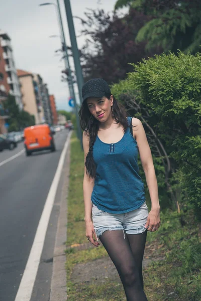 Menina bonita posando nas ruas da cidade — Fotografia de Stock