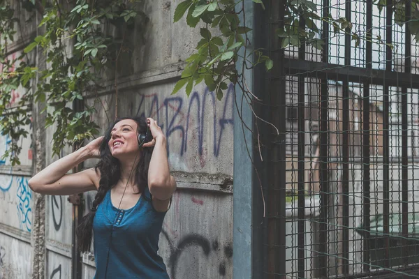 Schöne Mädchen posiert in den Straßen der Stadt — Stockfoto