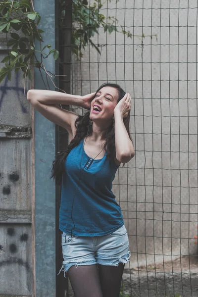 Hermosa chica posando en las calles de la ciudad —  Fotos de Stock