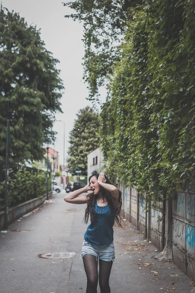 Schöne Mädchen posiert in den Straßen der Stadt — Stockfoto