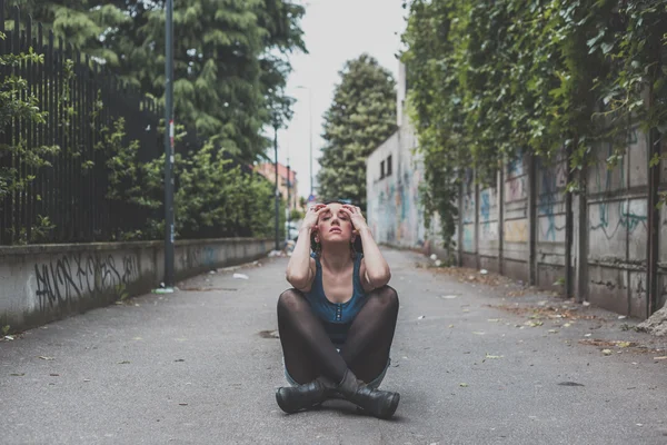 Bella ragazza in posa nelle strade della città — Foto Stock