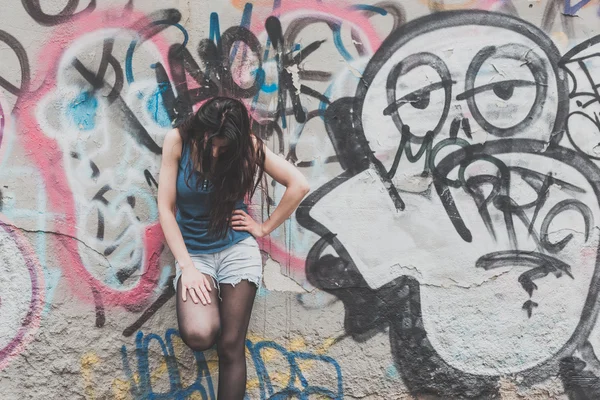 Schöne Mädchen posiert in den Straßen der Stadt — Stockfoto