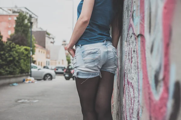 Detail van een meisje poseren in de straten van de stad — Stockfoto