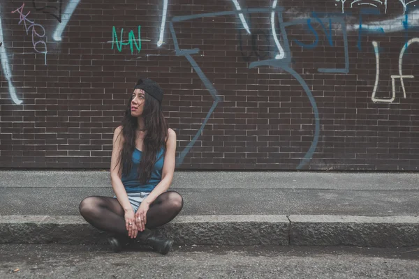 Beautiful girl posing in the city streets — Stock Photo, Image