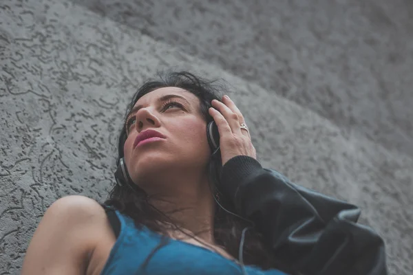 Beautiful girl posing in the city streets — Stock Photo, Image