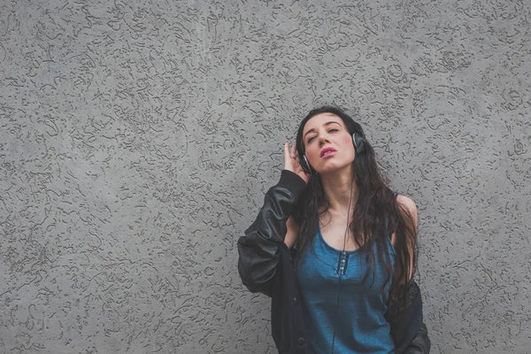 Bella ragazza in posa nelle strade della città — Foto Stock